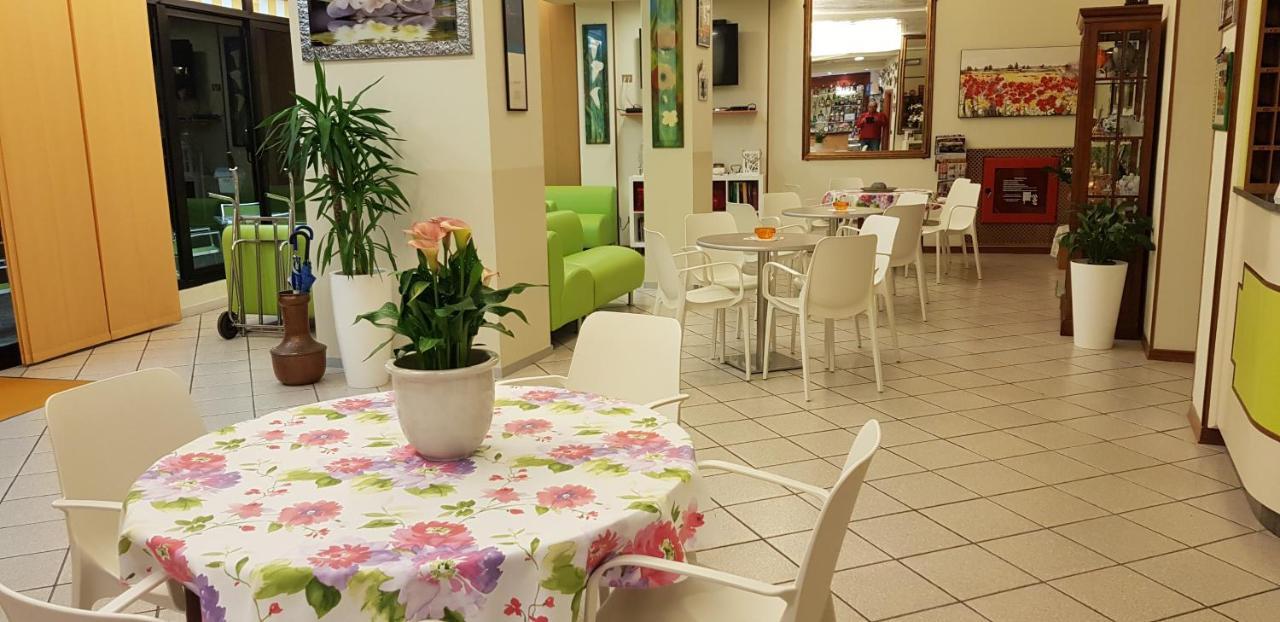 Hotel La Falena Cervia Buitenkant foto