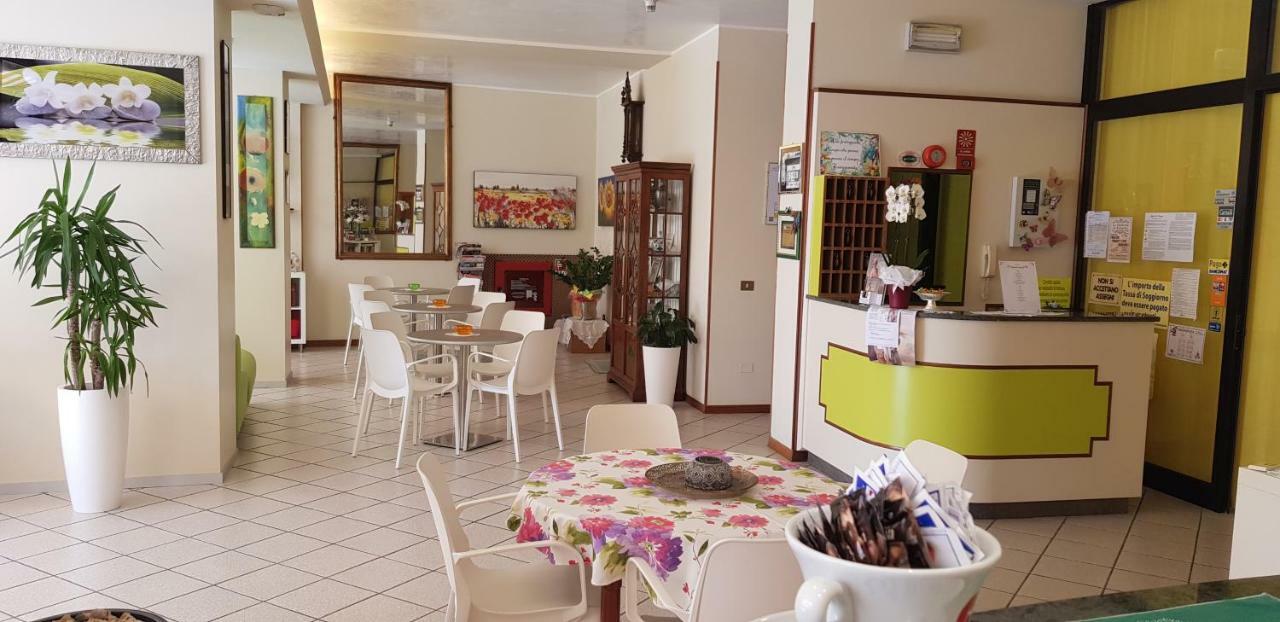 Hotel La Falena Cervia Buitenkant foto